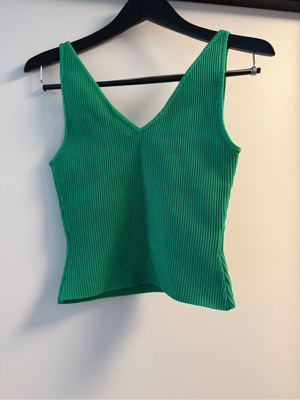 Babaton Sculpt Knit V-Neck Tank in Kelly Green Cropped Size M